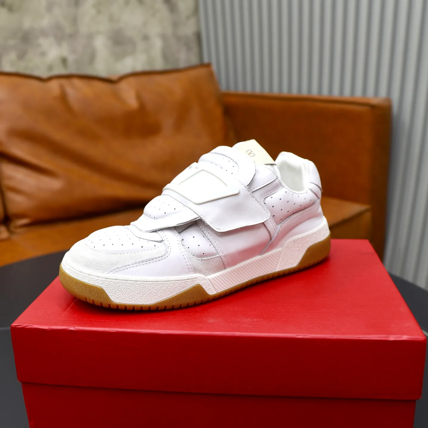 Ex-factory price: 520💰VALENTINO/Valentino Men's latest low-top thick-soled sports shoes are shipped. Made with heavy industry, men's fine casual sports shoes, versatile style. Original leather, rubber lines embellished with geometric segmented uppers, hand-stitched, novel and fashionable, rubber soles with details on the front and back, and the tongue is decorated with the Valentino Garavani Logo, which is comfortable, breathable and durable! Comes with full original packaging! Code number: 38-39-40-41-42-43-44 (45, 46 can be customized)